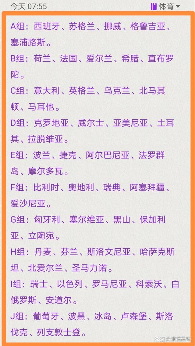 牛仔裤、花衬衫、白球鞋……三人一袭经典造型亮相，配合着贝斯、鼓点，迈着;六亲不认的步伐霸气出场